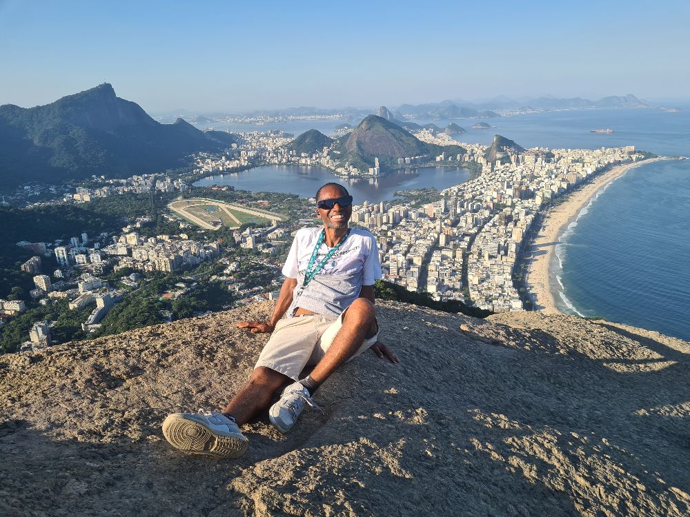 TWO BROTHERS HILL (VIDIGAL)